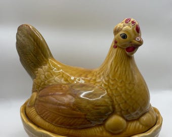 Plato con tapa de cerámica con forma de gallina en nido, estilo vintage de Sadler England, decoración rústica.