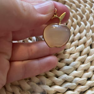 Colgante de manzana tono oro vintage – Charm de cabujón blanco translúcido – Collar minimalista retro Cha