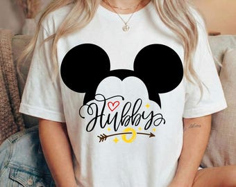 Musse Piggs man redo att tryckas, Musse och Mimmi par älskar DTF, Disney Musse Pigg par kärlekströja, Disneyland familjesemestertröja