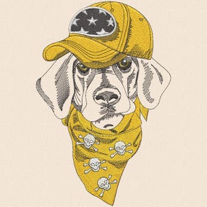 Puede incluir: Imagen bordada de un beagle con una gorra de béisbol amarilla con un parche de estrella y un pañuelo amarillo con calaveras y huesos cruzados. El perro tiene ojos marrones y una expresión seria.