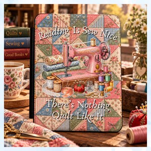 Könnte beinhalten: Eine rechteckige E-Reader-Hülle mit einem Patchwork-Steppmuster in Rosa, Blau und Grün. In der Mitte sind eine rosa Nähmaschine, Garnrollen und eine Schere abgebildet. Der Text lautet: Reading Is Sew Nice, There's Nothing Quilt Like It.