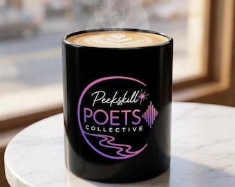 Mok met logo van Peekskill Poets Collective | Zwarte keramische koffiemok