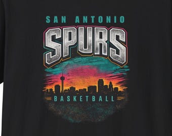 Camiseta de los Spurs con el horizonte de la ciudad de San Antonio