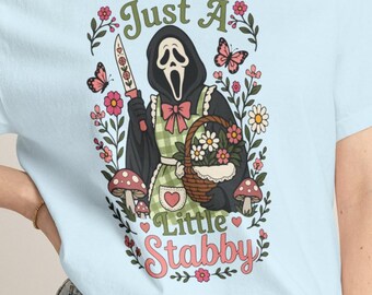 Camiseta de colores cómodos con estampado de terror y asesino en serie "Just A Little Stabby"