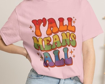 Camiseta cómoda con los colores del orgullo arcoíris retro "Yall Means All"