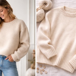 Könnte beinhalten: Cremefarbener Strickpullover mit Rundhalsausschnitt und gerippten Bündchen und Saum. Der Pullover wird von einer Person in Jeans getragen und auch flach mit Garn, Stricknadeln und Knöpfen dargestellt.