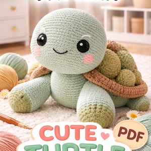 Könnte beinhalten: Gehäkelte Schildkröte mit hellgrünem Körper, braunem Panzer und lächelndem Gesicht. Das Bild enthält den Text "CROCHET PATTERN" und "CUTE TURTLE" mit einem "PDF"-Symbol sowie Garn und Häkelnadel.