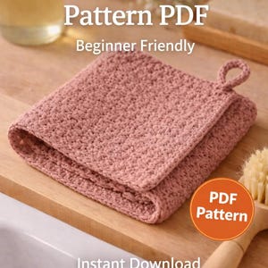 Könnte beinhalten: Ein Set aus drei Keramikbechern mit gesprenkelter, cremefarbener Glasur. Jeder Becher zeigt ein handgemaltes Blumendesign in Blau-, Grün- und Gelbtönen. Die Becher haben eine einfache, abgerundete Form und einen bequemen Griff.