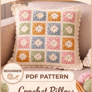 Könnte beinhalten: Ein gehäkeltes Kissen mit einem farbenfrohen, quadratischen Muster. Das Kissen hat Quadrate in Rosa, Blau, Grün und Orange, jedes mit einem weißen Blumenmittelpunkt. Der Text "Crochet Pattern" und "Crochet Pillow" sind angezeigt.