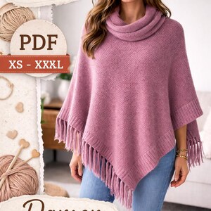 Puede incluir: Un poncho rosa polvoriento con cuello alto y flecos. El poncho está hecho de un material de punto suave y se usa con jeans azules. La imagen incluye el texto "Strickanleitung", "PDF", "XS - XXXL" y "Damen Poncho".