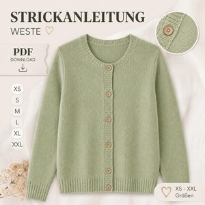 Könnte beinhalten: Hellgrüne Strickjacke mit Rundhalsausschnitt und Holzknöpfen. Das Bild enthält den Text "STRICKANLEITUNG WESTE" und "PDF DOWNLOAD". Größen XS bis XXL sind angegeben. Eine Nahaufnahme zeigt die Strickstruktur und die Knopfdarstellung.