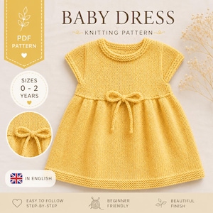 Könnte beinhalten: Ein gelbes gestricktes Babykleid mit kurzen Ärmeln und einer Schleife in der Taille. Das Muster ist für die Größen 0-2 Jahre. Das Bild enthält den Text "Baby Dress Knitting Pattern" und "In English".
