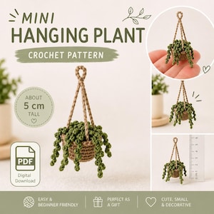 Könnte beinhalten: Ein Häkelmuster für eine Mini-Hängepflanze. Die Pflanze ist etwa 5 cm hoch und hat einen braunen Webkorb mit grünem Laub und einer braunen Aufhängeschnur. Der Text auf dem Bild lautet "Mini Hängepflanze Häkelmuster".