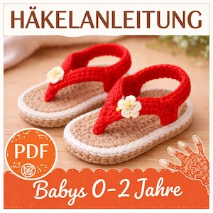 Könnte beinhalten: Ein Paar handgefertigte Baby-Häkelsandalen. Die Sandalen sind rot mit beiger Sohle und weißem Rand. Jede Sandale hat eine kleine, weiße Blume. Der Text "HÄKELANLEITUNG" und "Babys 0-2 Jahre" ist enthalten.