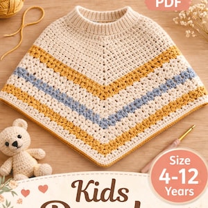 Könnte beinhalten: Ein cremefarbener Häkelponcho mit gelben und blauen Streifen, entworfen für Kinder im Alter von 4-12 Jahren. Das Bild enthält den Text "CROCHET PATTERN PDF" und "Kids Poncho". Ein kleiner Teddybär und eine Häkelnadel sind ebenfalls zu sehen.