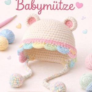 Könnte beinhalten: Eine cremefarbene gehäkelte Baby-Mütze mit Bärenohren und einem wellenförmigen Regenbogenbesatz. Die Mütze hat lange Bänder mit Pompons. Das Bild enthält auch den Text "HÄKELANLEITUNG Babymütze" und "PDF".