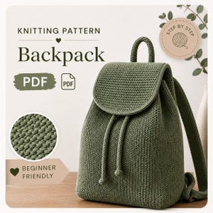 Könnte beinhalten: Ein gestrickter grüner Rucksack mit Klappe und Kordelzug. Das Bild enthält den Text "Knitting Pattern Backpack PDF Beginner Friendly". Eine Nahaufnahme der Strickstruktur ist ebenfalls zu sehen.