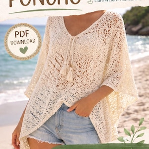 Könnte beinhalten: Cremefarbener Häkelponcho mit V-Ausschnitt und Quasten. Das Bild enthält den Text "CROCHET PATTERN PONCHO" und "SUMMER & BEACHY LIGHTWEIGHT FOR SUMMER!". Der Poncho wird mit Jeansshorts getragen. Der Text lautet auch "SIZES XS - XXL".