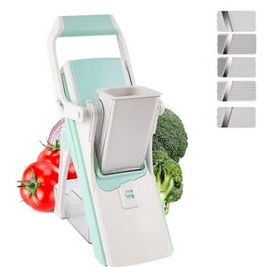 Könnte beinhalten: Ein weißer und mintgrüner Gemüseschneider mit Griff und Behälter. Der Schneider hat mehrere Edelstahlklingen. Rote Tomaten, Brokkoli und rote Zwiebeln sind im Hintergrund.