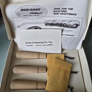 Può includere: Un set di tre utensili manuali Dem-Bart con manici in legno chiaro e punte in metallo nero, disposti in una scatola bianca. Il set include fogli di istruzioni della Dem-Bart Hand Tool Company e della Wolfe Publishing Co., Inc. di Prescott, Arizona.