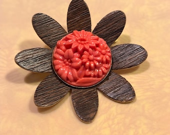Raro broche vintage de madera con forma de flor y cuenta floral en el centro, en tono dorado.