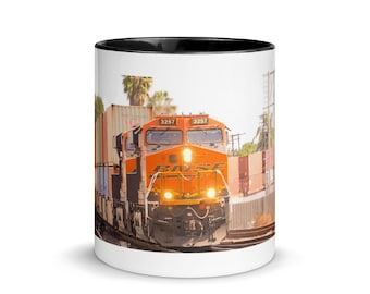 Taza de cerámica para café/té: BNSF3257 al frente de un tren intermodal de contenedores en Fullerton, California.
