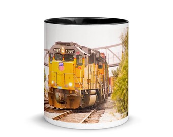 Taza de cerámica para café/té: UP1097 en el camión de Salinas saliendo del depósito de Warm Springs.