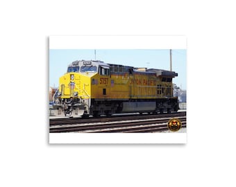 Póster fotográfico: Locomotora UP5757 con la librea actualizada de UPRR en el depósito de Milpitas.