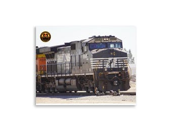 Póster fotográfico: Locomotora 9925 de Norfolk Southern en el depósito de Calwa de BNSF.