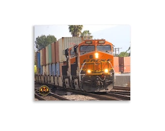 Póster fotográfico impreso: Tren intermodal de contenedores de BNSF llega a Fullerton, California.
