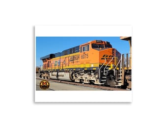 Póster fotográfico ferroviario: Locomotora 6075 del 25.º aniversario de BNSF en el depósito de Milpitas.