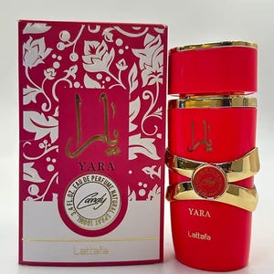 Puede incluir: Un juego de botella y caja de perfume rojo. La botella tiene detalles dorados y la palabra "Yara" en escritura dorada. La caja es rosa con un dise&ntilde;o floral y las palabras "Yara" y "Candy" son visibles. La botella contiene 100 ml.