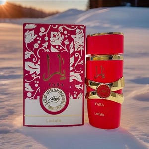 Puede incluir: Un conjunto de perfume rojo con detalles dorados. El frasco tiene una banda dorada y la caja presenta un dise&ntilde;o floral. Los textos "YARA" y "Candy" son visibles. El perfume es de 100 ml.