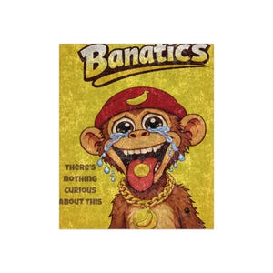 Puede incluir: Un póster amarillo con la palabra "Banatics" en una fuente amarilla texturizada. El póster presenta un mono de dibujos animados con una boina roja con un plátano, una cadena de oro y un colgante de plátano. El mono está llorando y sacando la lengua. El texto "There's nothing curious about this" también está en el póster.