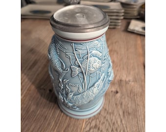 Jarra de cerveza Avon vintage con forma de pez y tapa de peltre, año 1990. Falta el pez de la parte superior. Cabincore.