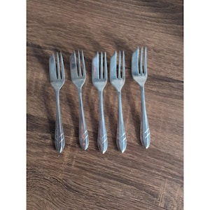 Puede incluir: Una tabla de cortar de madera hecha a mano con un acabado natural. La tabla rectangular tiene un surco para jugos y un asa. Dimensiones: aproximadamente 45 cm de largo, 30 cm de ancho y 2,5 cm de grosor.