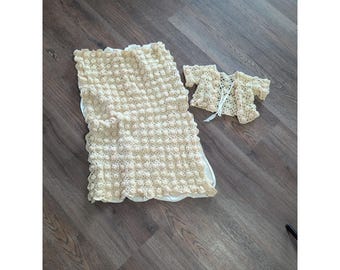 Manta y top de bebé antiguos hechos a mano con la técnica de frivolité y ganchillo.