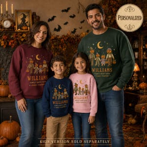 Puede incluir: Un grupo de cuatro personas viste sudaderas de cuello redondo a juego en color granate, azul marino, rosa y verde oscuro. Cada sudadera presenta un gráfico de cuatro figuras con cabeza de calabaza, el texto "WILLIAMS", "FAMILY HAUNT CREW" y "SPOOKY TOGETHER".