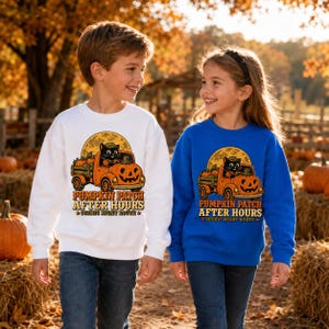Puede incluir: Una sudadera blanca y una sudadera azul, cada una con un gráfico de un gato negro conduciendo un camión de calabaza naranja. El texto dice PUMPKIN PATCH AFTER HOURS SCENIC NIGHT ROUTE. Ambas prendas tienen mangas largas y cuello redondo.
