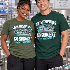 Puede incluir: Dos camisetas de manga corta y cuello redondo en verde oliva y verde oscuro. Las camisetas presentan un gráfico de una bandeja de metal llena de instrumentos quirúrgicos y el texto: NO INSTRUMENTS NO SURGERY YOU'RE WELCOME, con una línea de latido.