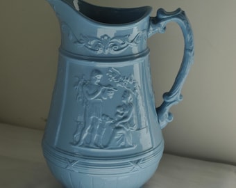 Jarra antigua de Staffordshire de cerámica azul parian de la década de 1850 / Jarra con relieve de una escena de marido y mujer / Gres inglés del siglo XIX