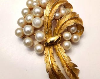 RARE Trifari Flowers Bouquet Brooch Faux Pearls Matte Yellow Gold Plated