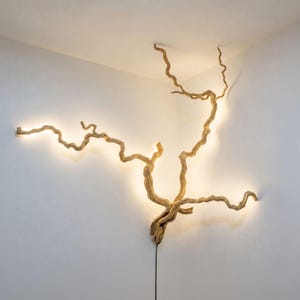 Applique da parete realizzata a mano in legno di recupero, con ramo d'albero naturale, luce rustica in legno, decorazione per la casa.