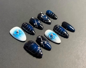 Uñas postizas plateadas con efecto aura azul marino 3D
