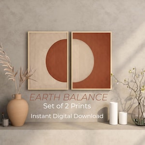 Puede incluir: Un conjunto de dos láminas de arte mural rectangulares en marcos de madera clara con formas circulares abstractas en terracota y beige. El texto dice EARTH BALANCE Set of 2 Prints Instant Digital Download. Con jarrones.