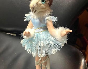 Muñeca con cabeza de cobaya, vestido azul, bailarina, para rellenar estantes.