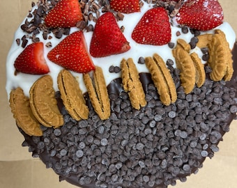 Vegan chocolate vanilla buttercream strawberry filling chocolate chip cake with fresh strawberries and biscoff cookies 8”!