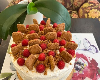 Vegan vanilla raspberry cake with biscoff cookies on the top 8'