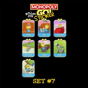 Op de afbeelding: Een verzameling van zeven digitale Monopoly GO! stickers uit Set #7, met stripfiguren in verschillende scenario's. Elke rechthoekige sticker heeft een blauwe rand, twee gele sterren aan de bovenkant en een label onderaan op een zwarte achtergrond.