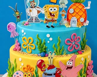 Może przedstawiać: Dwupoziomowy tort urodzinowy ozdobiony postaciami z bajki Spongebob Kanciastoporty, w tym Patrykiem, Panem Krabem, Sandy i Skalmarem. Tort zawiera domek z ananasa, topper z cyfrą 7 oraz tabliczkę z napisem Jeremi na piaszczystej podstawie.